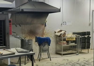 Brigada de inc&ecirc;ndio do estabelecimento controlou as chamas antes da chegada das equipes; local precisou ser ventilado devido &agrave; fuma&ccedil;a