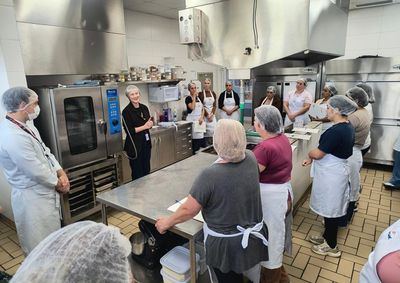Capacita&ccedil;&atilde;o re&uacute;ne 32 profissionais da rede municipal e aborda temas como nutri&ccedil;&atilde;o, higiene, conserva&ccedil;&atilde;o e reaproveitamento de alimentos
