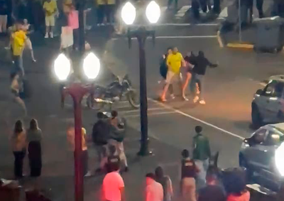 A confus&atilde;o mobilizou a Pol&iacute;cia Militar na noite deste domingo, e a poss&iacute;vel motiva&ccedil;&atilde;o partid&aacute;ria ainda n&atilde;o foi confirmada.
