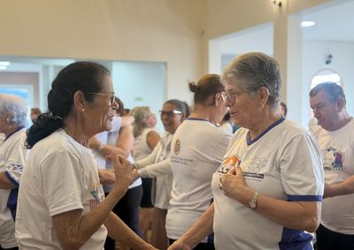 Com organiza&ccedil;&atilde;o do CRAS, evento contou com atividades adaptadas, como a capoterapia, e um animado aul&atilde;o de dan&ccedil;a para os grupos da terceira idade.