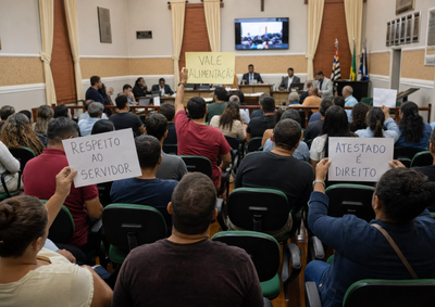 Com artes, m&uacute;sica e chamado nas redes, servidores querem acompanhar de perto a vota&ccedil;&atilde;o marcada para segunda-feira, &agrave;s 19h30.