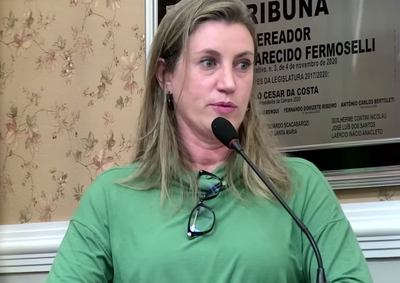 Convocada por requerimento, diretora falou sobre carreira, afastamentos, n&uacute;cleo de atendimento, material did&aacute;tico e uniformes.