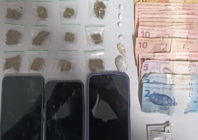 Tr&ecirc;s jovens, um deles rec&eacute;m-sa&iacute;do da Funda&ccedil;&atilde;o Casa, s&atilde;o detidos com entorpecentes e dinheiro em patrulhamento de rotina.