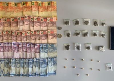 Pol&iacute;cia Militar localizou crack, maconha, droga conhecida como "dry", dinheiro e celular durante abordagem no Jardim Dolores