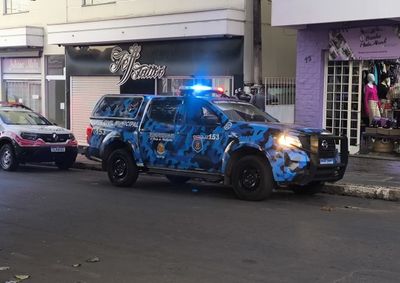 Mulher tinha medida protetiva deferida no mesmo dia; suspeito teria feito amea&ccedil;as no trabalho, foi abordado pela GCM e depois detido pela PM.