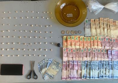 Ap&oacute;s den&uacute;ncias e patrulhamento, a equipe policial efetuou a pris&atilde;o de um suspeito que confessou a venda de subst&acirc;ncias il&iacute;citas no bairro.