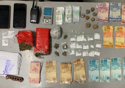 Al&eacute;m de grande quantidade de drogas, uma motocicleta furtada foi recuperada durante a opera&ccedil;&atilde;o que mobilizou equipes policiais na noite de sexta-feira.