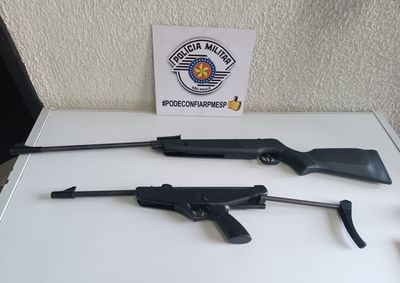 Garoto sofreu les&atilde;o na bochecha esquerda e precisou passar pelo atendimento m&eacute;dico; tiro foi efetuado pelo irm&atilde;o da v&iacute;tima durante o manuseio da arma
