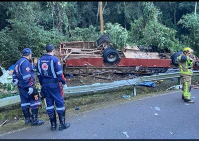Ve&iacute;culo tombou na serra que liga Po&ccedil;os de Caldas a S&atilde;o Roque da Fartura; ao menos, tr&ecirc;s est&atilde;o em estado grave