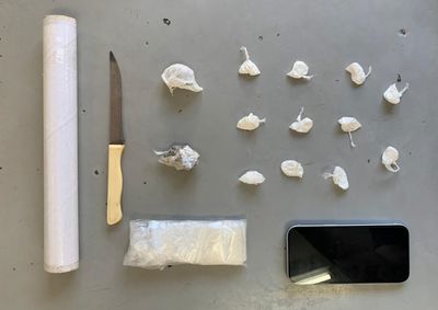 Ao ser interceptado pela PM, ele confessou que comercializava drogas havia pouco mais de um m&ecirc;s e que mantinha mais entorpecentes escondidos em casa