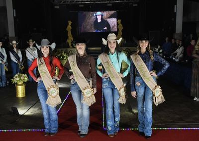 Corte eleita conta com a 1&ordf; princesa Maria Vit&oacute;ria Milanez, a 2&ordf; princesa Helo&iacute;sa Macedo e a madrinha Maria Fernanda Souza