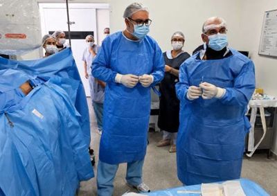 Jovem boliviana ficou parapl&eacute;gica ap&oacute;s sofrer um acidente dom&eacute;stico em Vargem Grande do Sul; tratamento representa um marco para a Santa Casa