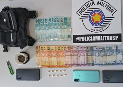 Jovem tentou se livrar do flagrante, mas acabou confessando o tr&aacute;fico; em casa, PM encontrou maconha, kit com 10 pedras de crack e R$ 940 em dinheiro