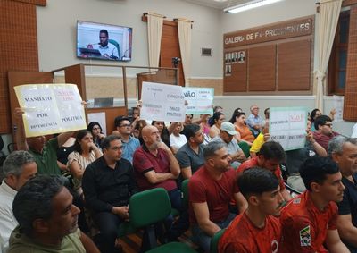 &ldquo;A Tribuna &eacute; espa&ccedil;o de democracia e n&atilde;o de palco pol&iacute;tico&rdquo;, destacaram os apoiadores da parlamentar durante a sess&atilde;o ordin&aacute;ria