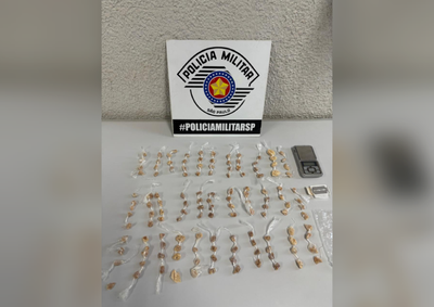 Policiais encontraram 132 por&ccedil;&otilde;es da droga, que estavam fracionadas e prontas para venda