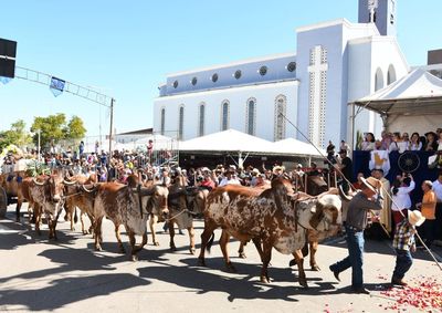 Chegada da imagem da padroeira, homenagem ao dr. Ant&ocirc;nio Carlos Ranzani e grande participa&ccedil;&atilde;o popular deram o tom da edi&ccedil;&atilde;o hist&oacute;rica do desfile