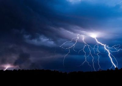 Cidade tem 96% de chance de chuva e previs&atilde;o de 23,2 mm; frente fria traz risco de vento forte, raios e granizo