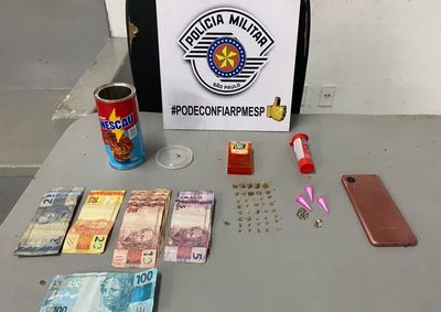 Motorista relatou que passageiro pediu R$ 50 via Pix para comprar drogas; PM apreendeu crack, coca&iacute;na e R$ 228 em dinheiro