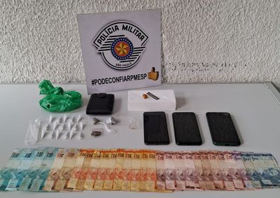Um dos detidos foi pego no momento em que fracionava pedra bruta de crack; opera&ccedil;&atilde;o realizada pela Pol&iacute;cia Militar teve apoio da GCM