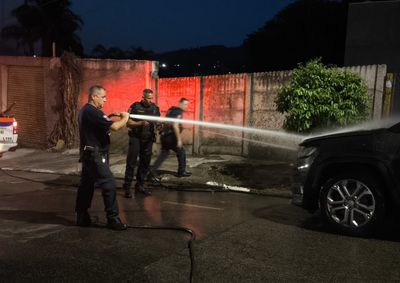 Motorista percebeu falhas e foi alertado por pedestres antes de parar; equipes impediram que o ve&iacute;culo fosse totalmente consumido