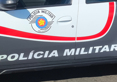 Homem teria usado uma arma para amea&ccedil;ar familiares de adolescente de 16 anos e evitar a den&uacute;ncia do caso.