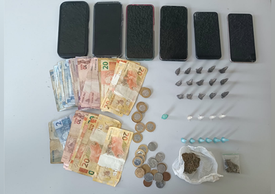 Opera&ccedil;&atilde;o ocorreu ap&oacute;s den&uacute;ncias sobre ponto de venda; por&ccedil;&otilde;es de coca&iacute;na, maconha, crack e dinheiro foram apreendidos.
