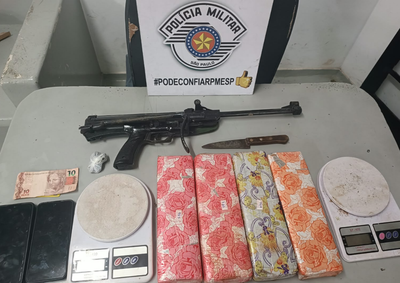 Caso ocorreu na noite de segunda-feira (5); drogas, balan&ccedil;a e espingarda de press&atilde;o foram encontradas no guarda-roupa da resid&ecirc;ncia.