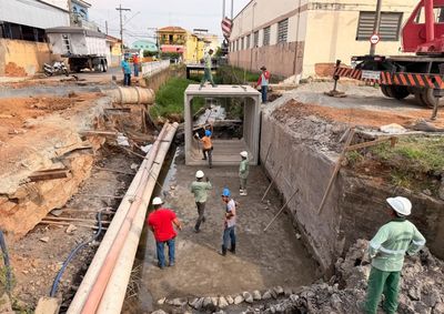 Nova estrutura est&aacute; sendo constru&iacute;da na Rua do Ros&aacute;rio ap&oacute;s antiga ponte ser interditada por problemas na base; investimento estimado &eacute; de R$ 320 mil