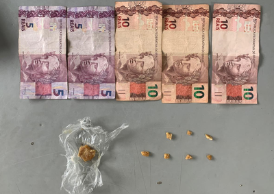 Suspeito foi abordado com oito pedras de crack prontas para venda e R$40 em dinheiro.