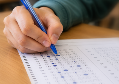 Exames para cargos docentes e de educa&ccedil;&atilde;o infantil ser&atilde;o aplicados em duas escolas; candidatos devem chegar com 30 minutos de anteced&ecirc;ncia.