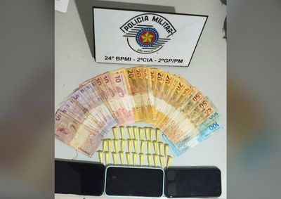 Passageiros tentaram se esconder ao notar a viatura; grupo levava drogas, celulares e R$670 em dinheiro
