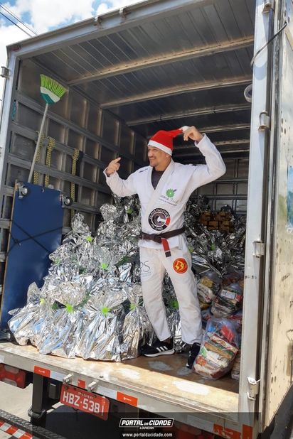 Clovis o Papai Noel de kimono de Louveira, entregou 100 cestas b&aacute;sicas e 300 presentes