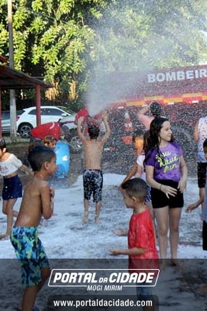 Dona Lia faz alegria da crian&ccedil;ada na sede do Bombeiro Municipal