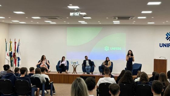 Alunos do Colégio UNIFEBE participam de bate-papo com r da área  científica - Centro Universitário de Brusque - UNIFEBE