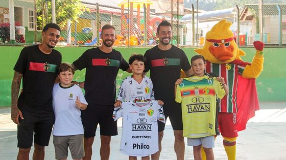 Jogadores do Bruscão visitam escola e interagem com estudantes