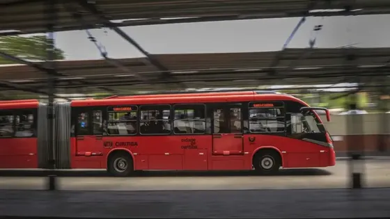 Mulher é abusada dentro de ônibus da linha Ligeirão Norte-Sul em Curitiba