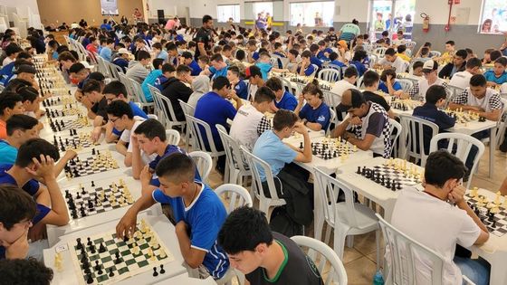 Estudantes comemoram Dia do Enxadrista com circuito de xadrez