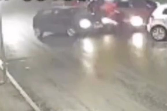 Câmera de segurança flagra acidente entre carro e moto em Andradas