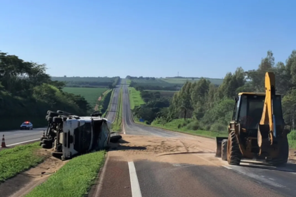 Carreta carregada com 24 toneladas de malte tomba e interdita rodovia