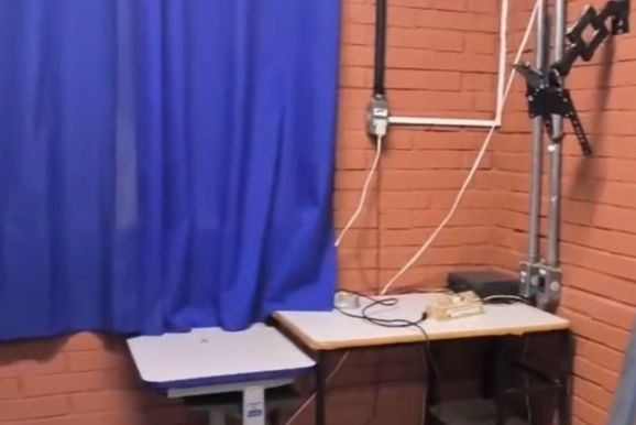 Homem arromba escola, é flagrado por diretora, mas consegue fugir