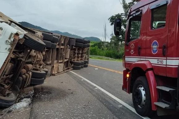 Motorista morre ap&oacute;s carreta que dirigia tombar na divisa de MG e SP