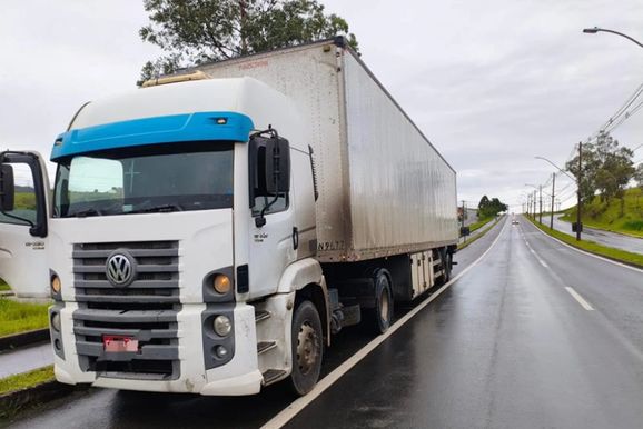 Carreta com mais de 100 multas &eacute; apreendida pela pol&iacute;cia na MGC-146
