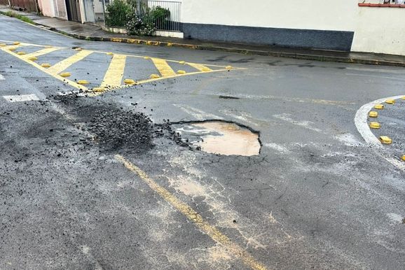 Chuvas recorrentes causam buracos em diversos pontos de Andradas