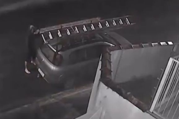 [V&iacute;deo] Furto de escadas &eacute; flagrado por c&acirc;mera de seguran&ccedil;a em Andradas