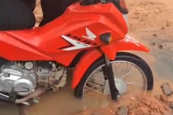 [V&iacute;deo] Moto fica atolada em plena zona urbana de Andradas