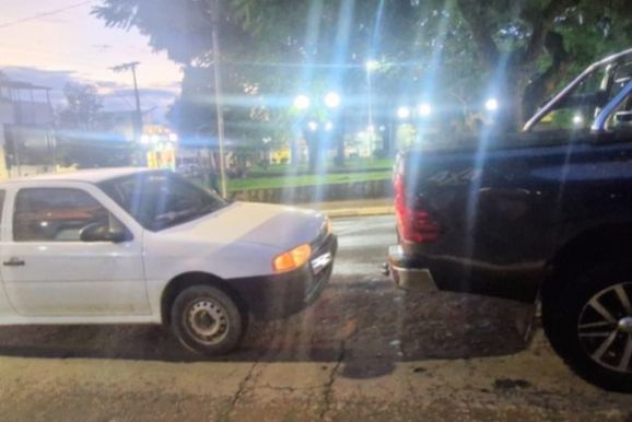 Carro colide com caminhonete na Pra&ccedil;a Doutor Alcides Mosconi