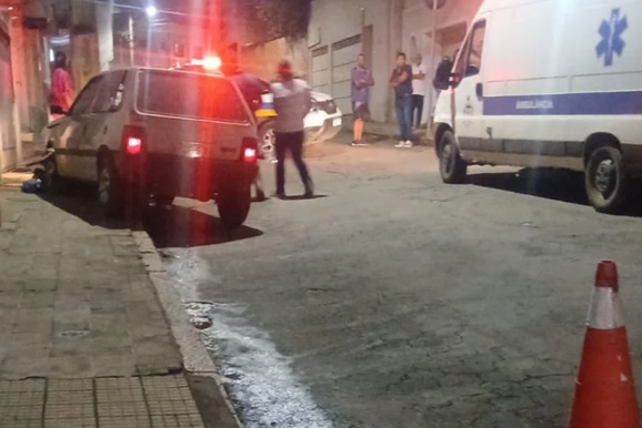 Homem morre ap&oacute;s ser atropelado e prensado contra um poste