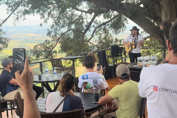 Cantor Anderson Martins representa Andradas em encontro regional de turismo