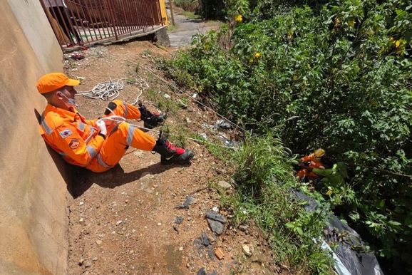 Homem de 44 anos &eacute; resgatado ap&oacute;s cair em ribanceira pr&oacute;xima a c&oacute;rrego