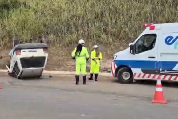 Motorista capota ve&iacute;culo em trevo na MG-455 e mobiliza equipes de resgate